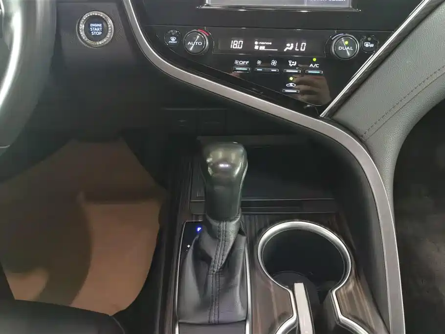 Toyota Camry 2018 — фото 16