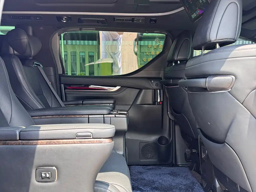 Toyota Vellfire 2022 — фото 11