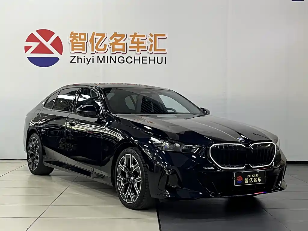 BMW 5 Series 2025 — фото 14