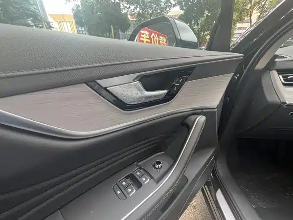 Hongqi HS5 2025