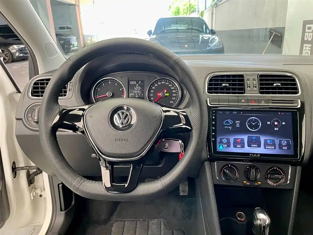 Volkswagen Polo 2015 — фото 12