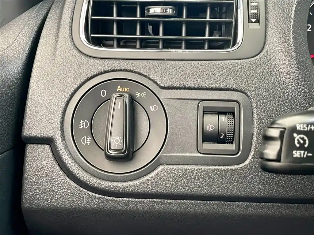 Volkswagen Polo 2015 — фото 15