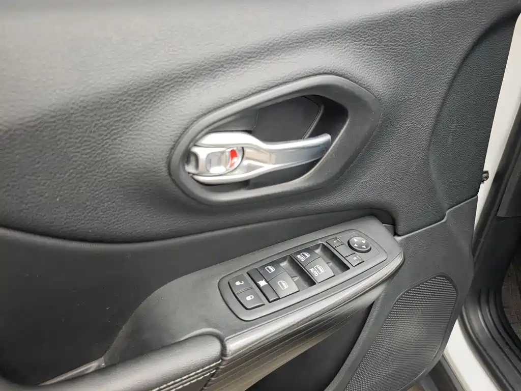 Jeep Cherokee 2016 — фото 13