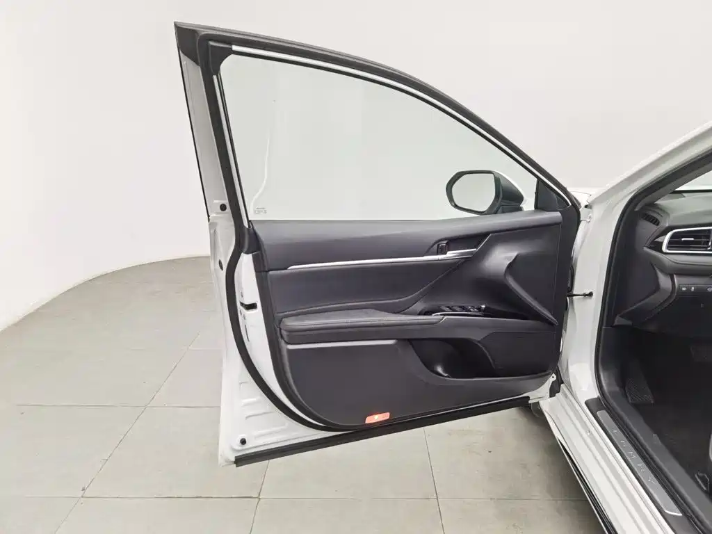 Toyota Camry 2023 — фото 8
