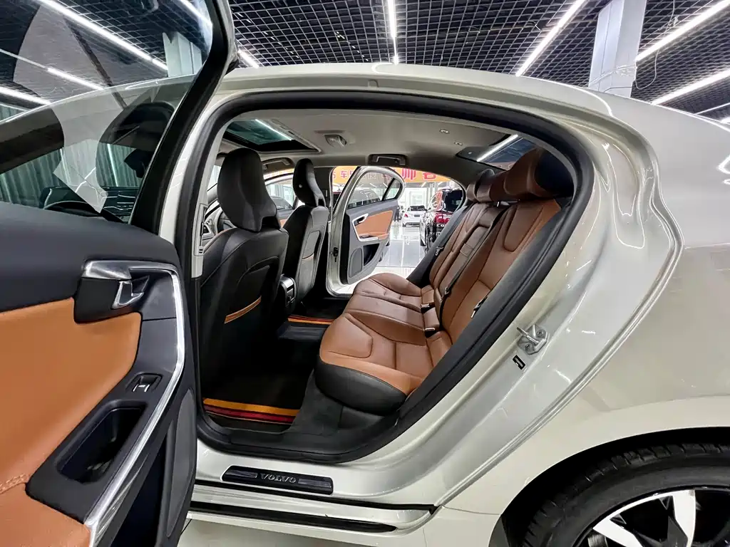 Volvo S60 2019 — фото 13