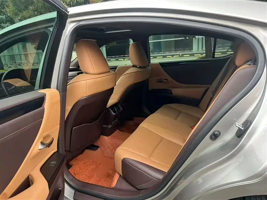 Lexus ES 2020 — фото 15