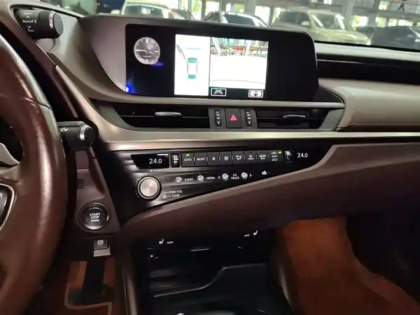 Lexus ES 2020