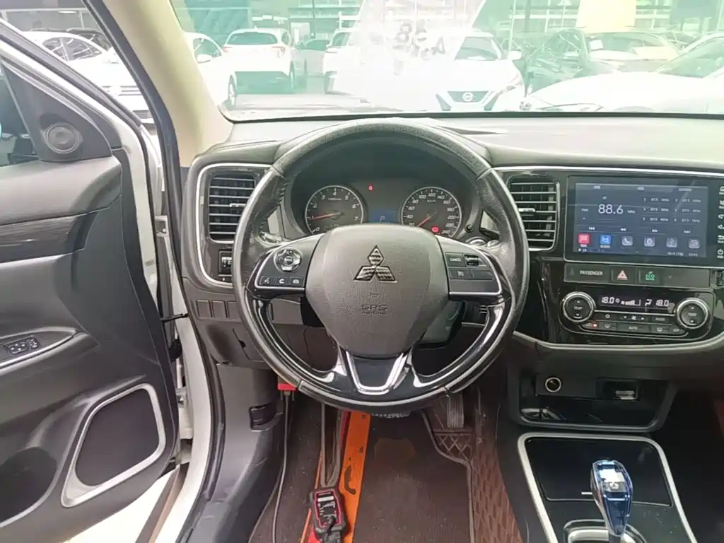 Mitsubishi Outlander 2018 — фото 11
