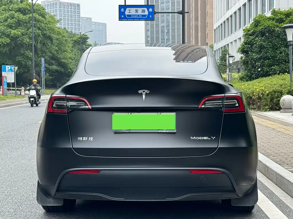 Tesla Model Y 2025 — фото 11