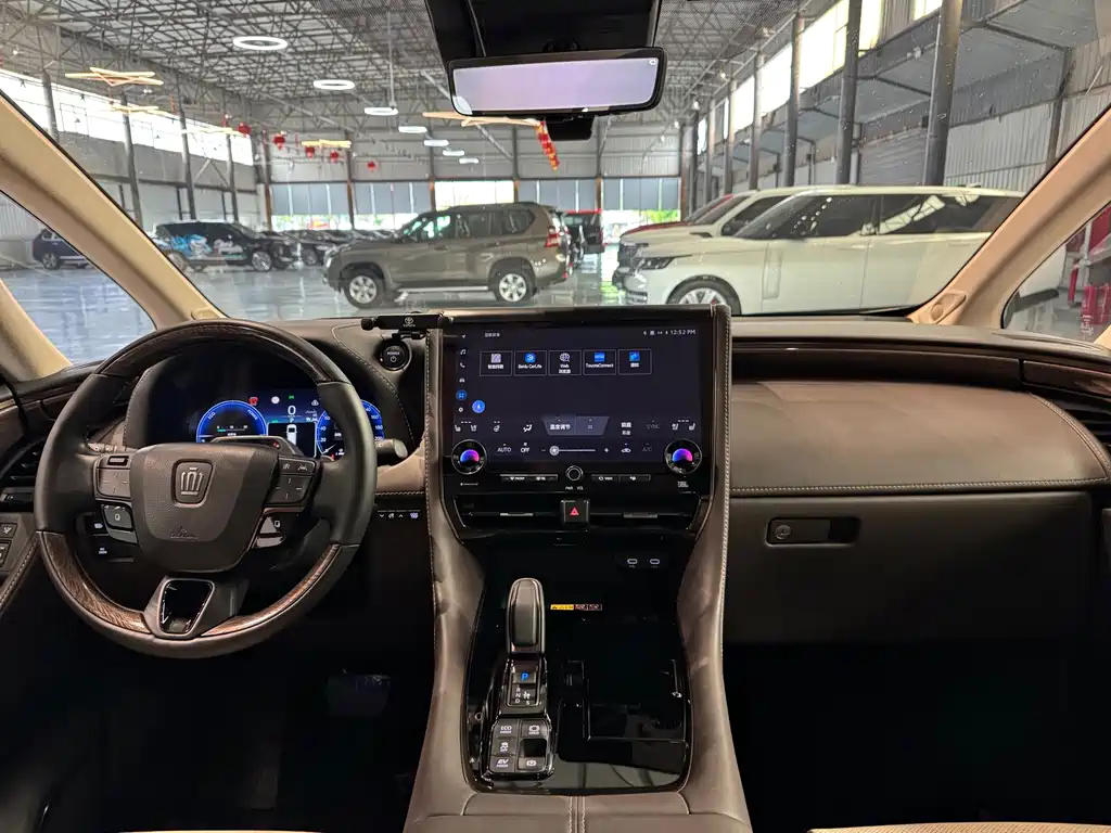 Toyota Vellfire 2023 — фото 23