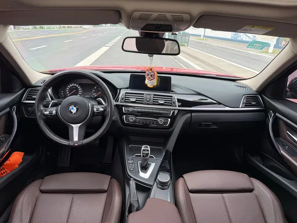 BMW 3 Series 2018 — фото 10