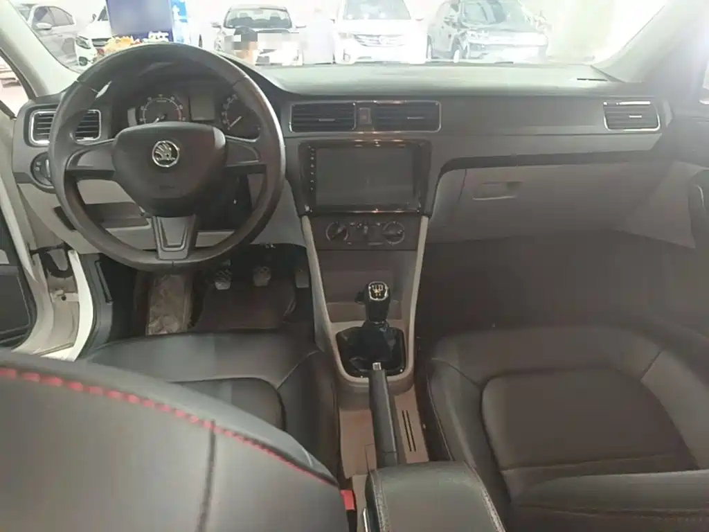 Skoda Rapid 2015 — фото 10