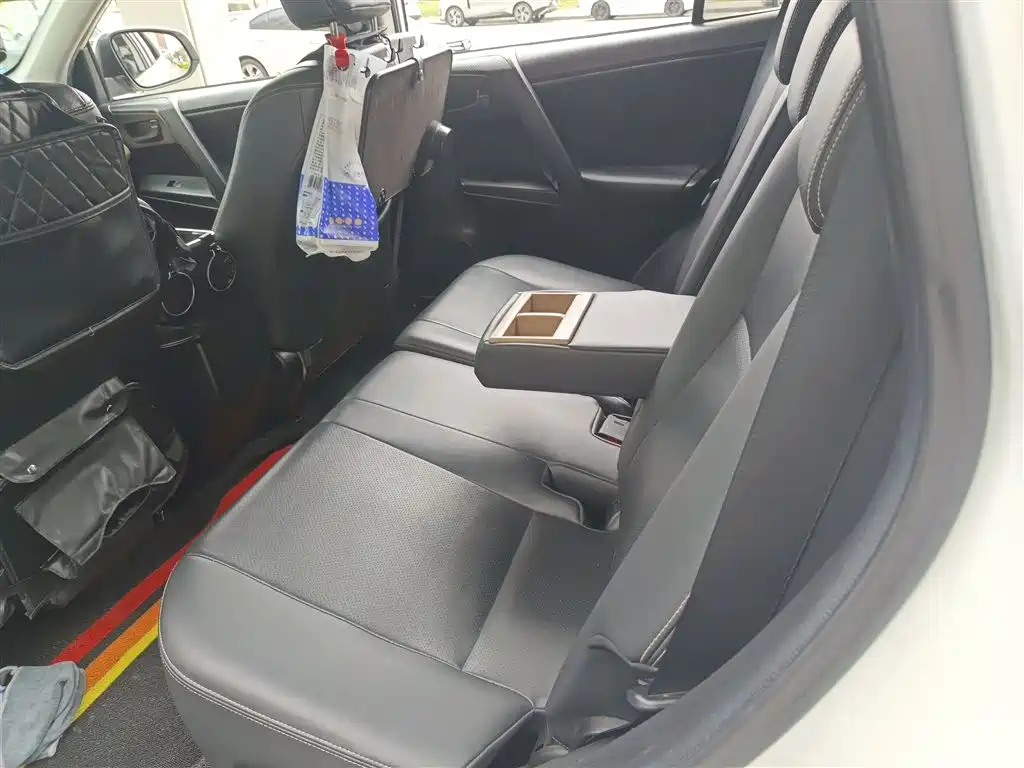 Toyota RAV4 2018 — фото 17