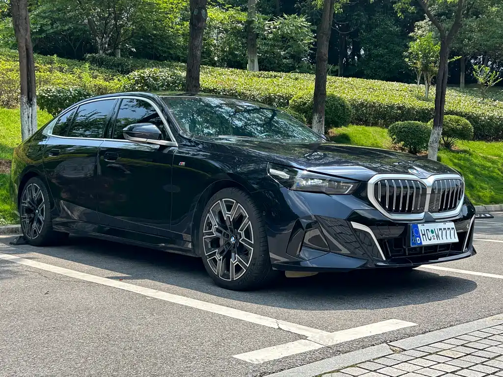 BMW 5 Series 2025 — фото 2