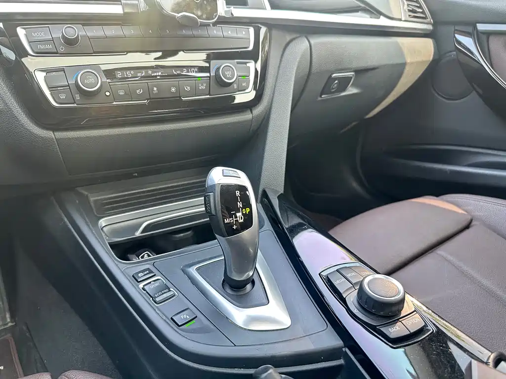 BMW 3 Series 2018 — фото 18
