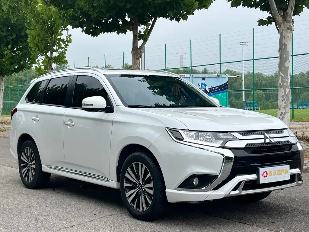 Mitsubishi Outlander 2023 — фото 3
