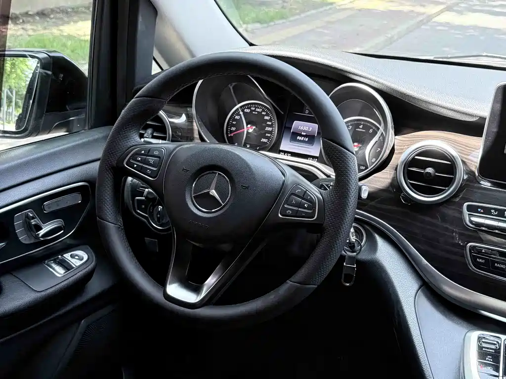 Mercedes-Benz V-Class 2018 — фото 16
