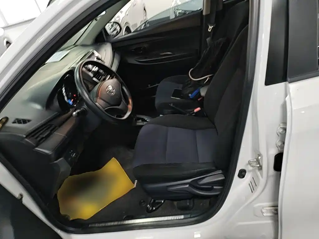 Toyota Yaris L 2017 — фото 15