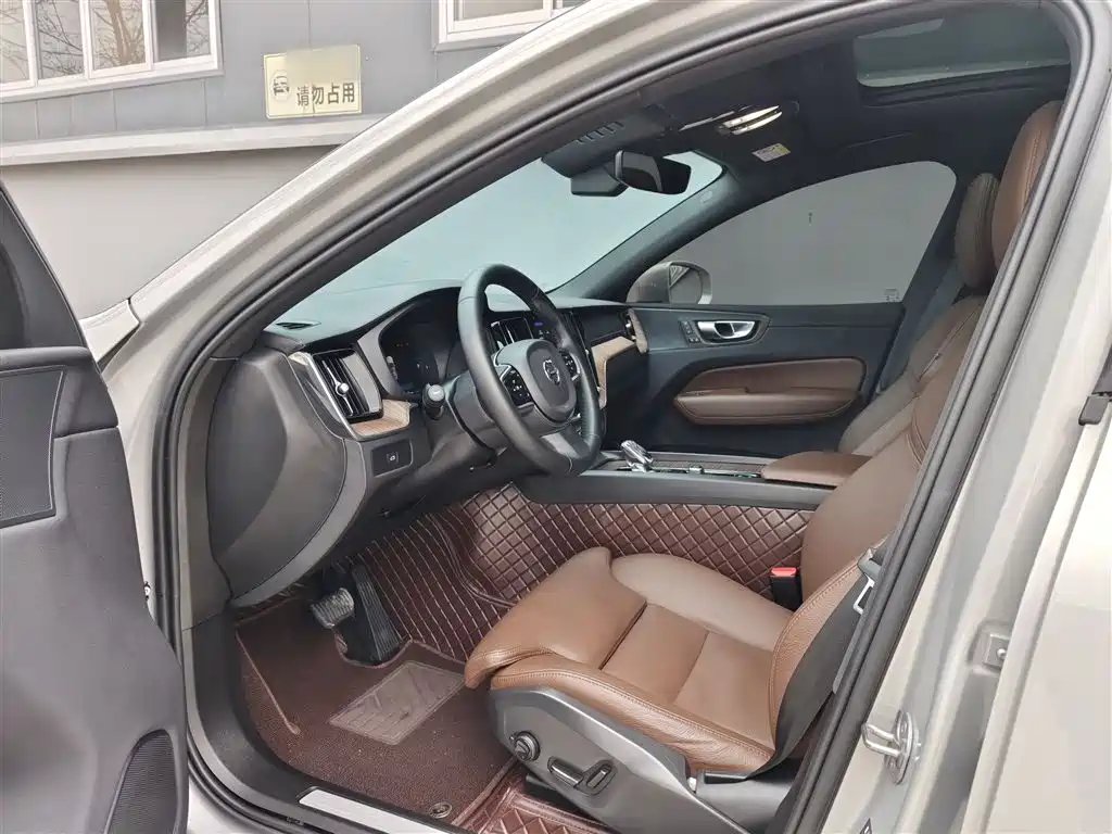 Volvo XC60 2022 — фото 12