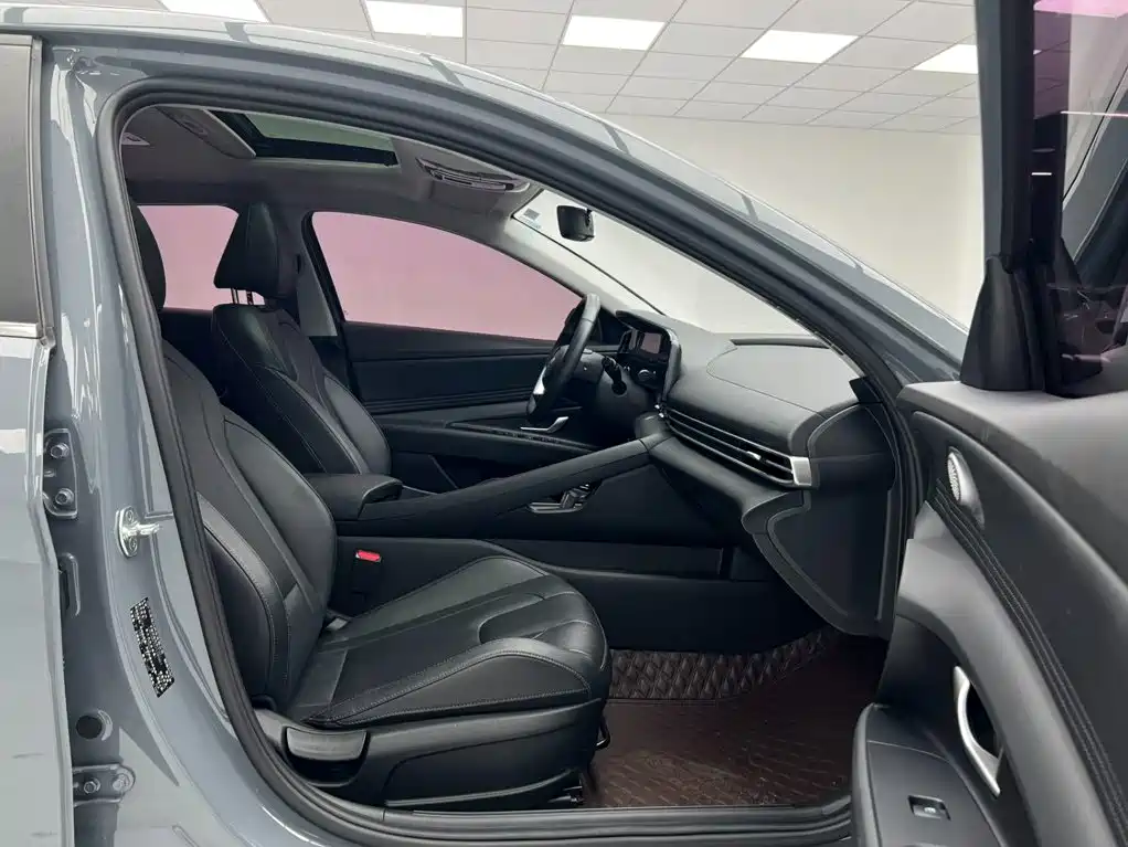Hyundai Elantra 2023 — фото 16