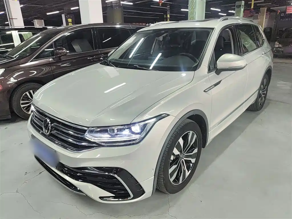 Volkswagen Tiguan L 2023 — фото 1