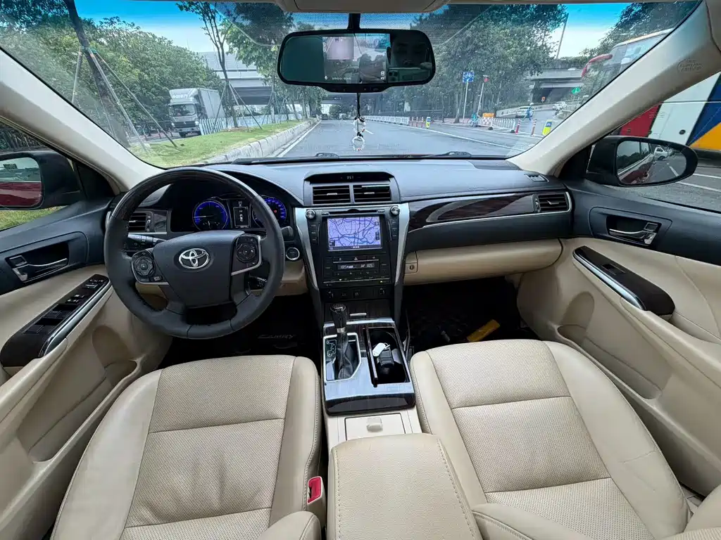 Toyota Camry 2016 — фото 9