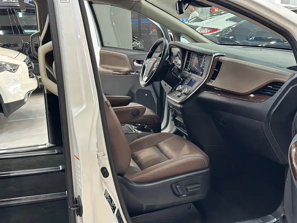 Toyota Sienna 2019 — фото 13