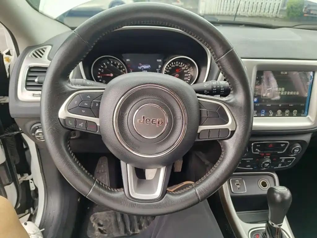 Jeep Compass 2018 — фото 11