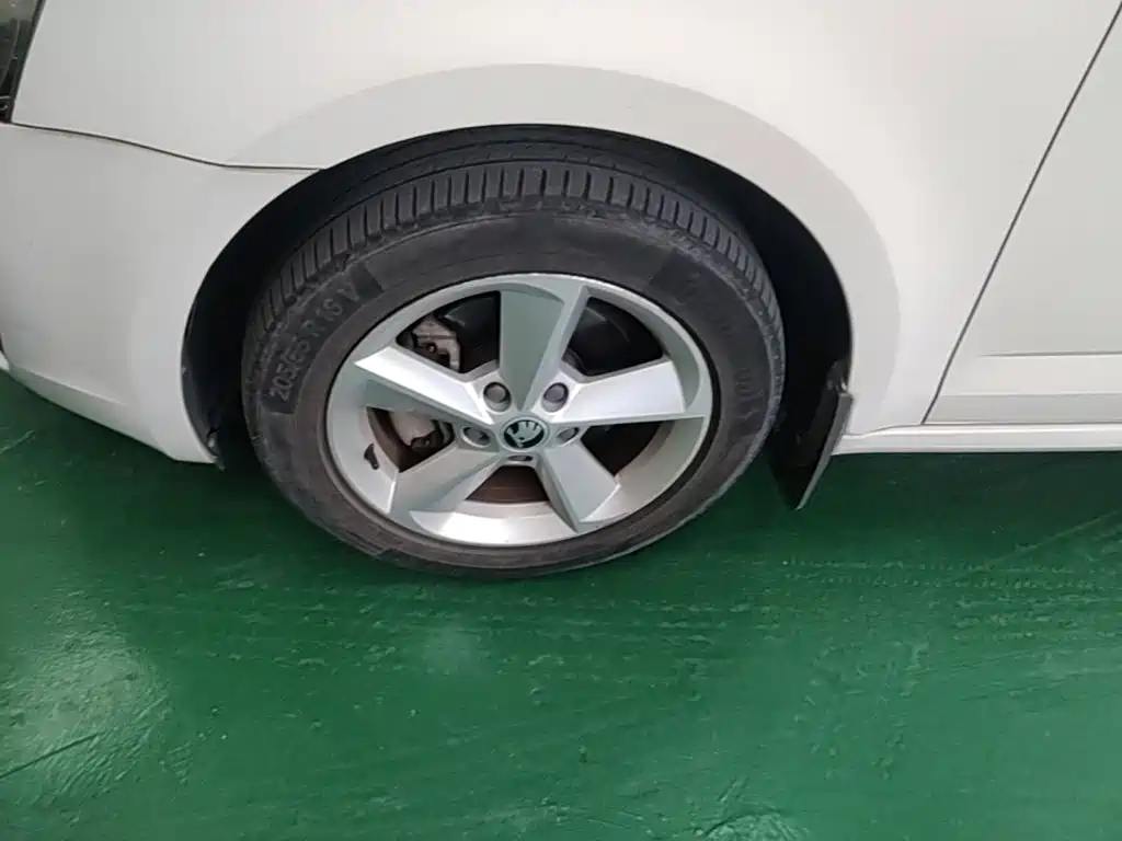 Skoda Octavia 2015 — фото 23