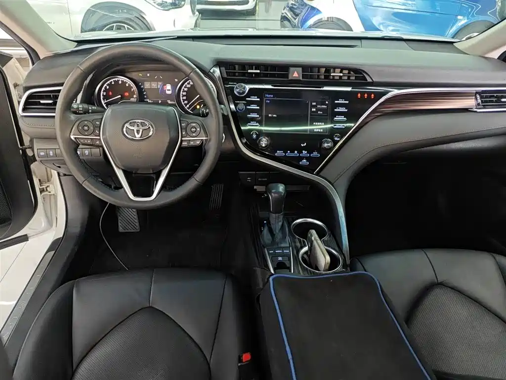 Toyota Camry 2018 — фото 10