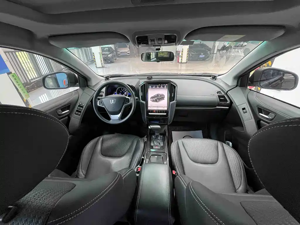 Luxgen You6 SUV 2017 — фото 13