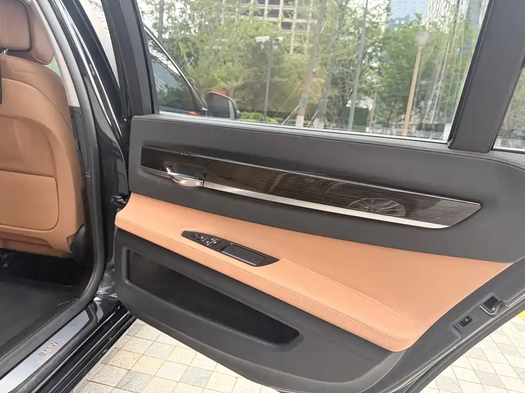 BMW 7 Series 2015 — фото 11