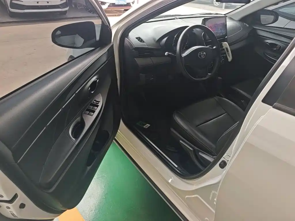 Toyota Yaris L 2021 — фото 16