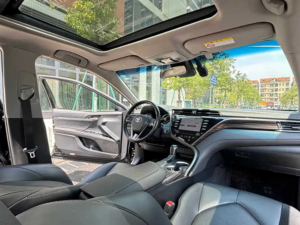 Toyota Camry 2019 — фото 12