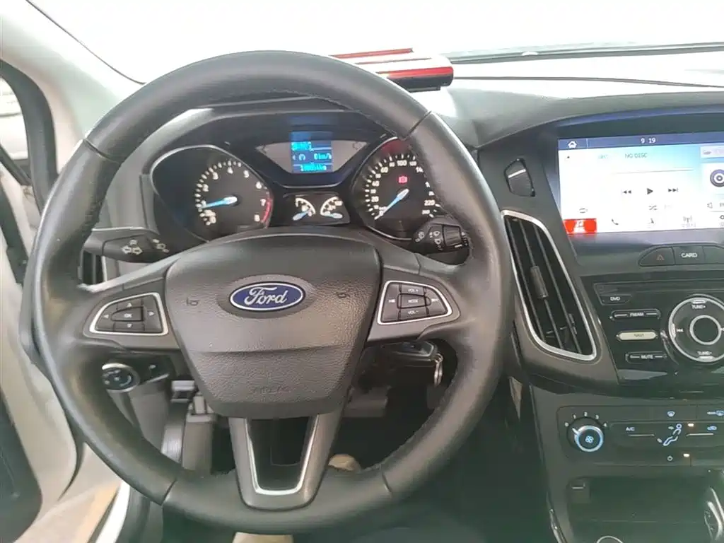 Ford Focus 2018 — фото 10