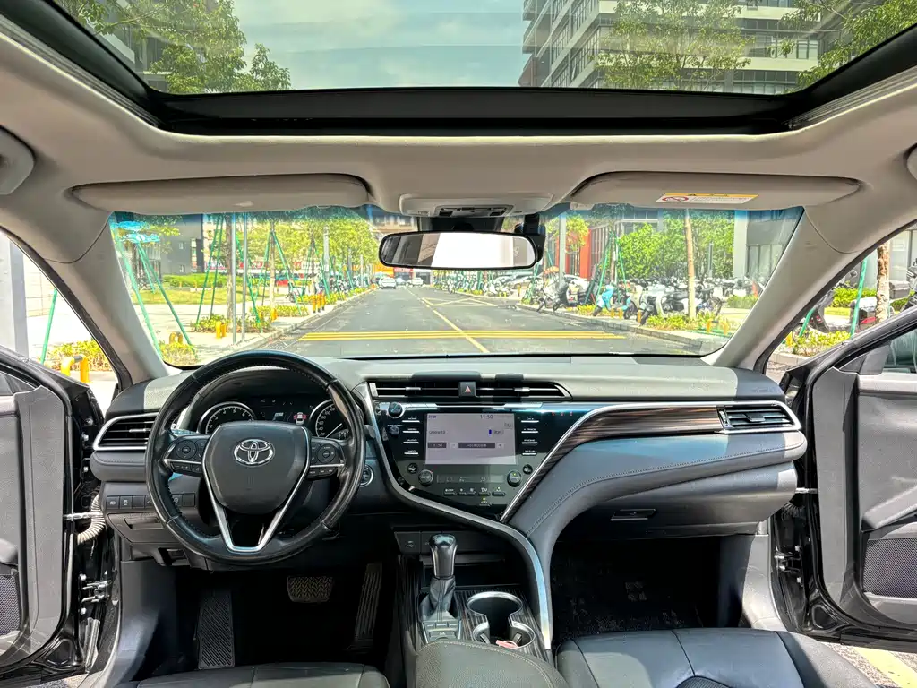 Toyota Camry 2019 — фото 16