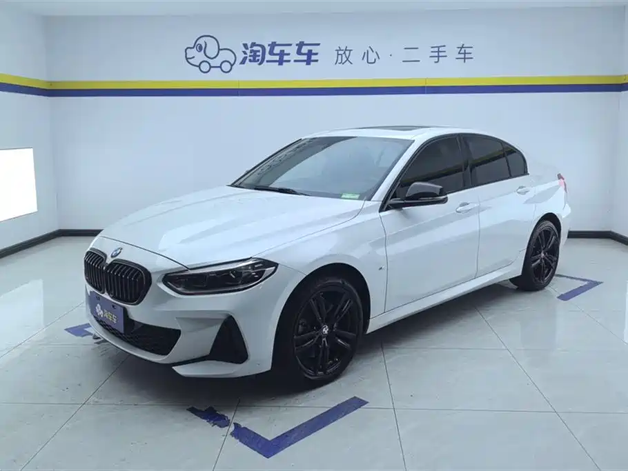 BMW 1 Series 2022 — фото 1