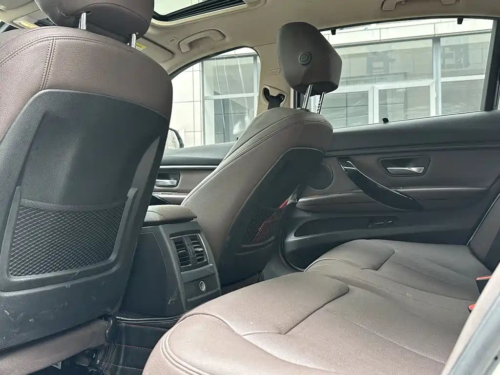 BMW 3 Series 2018 — фото 10
