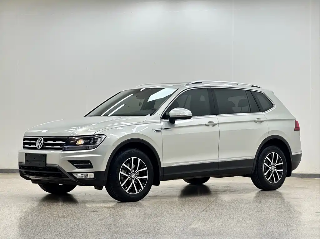 Volkswagen Tiguan L 2018 — фото 1