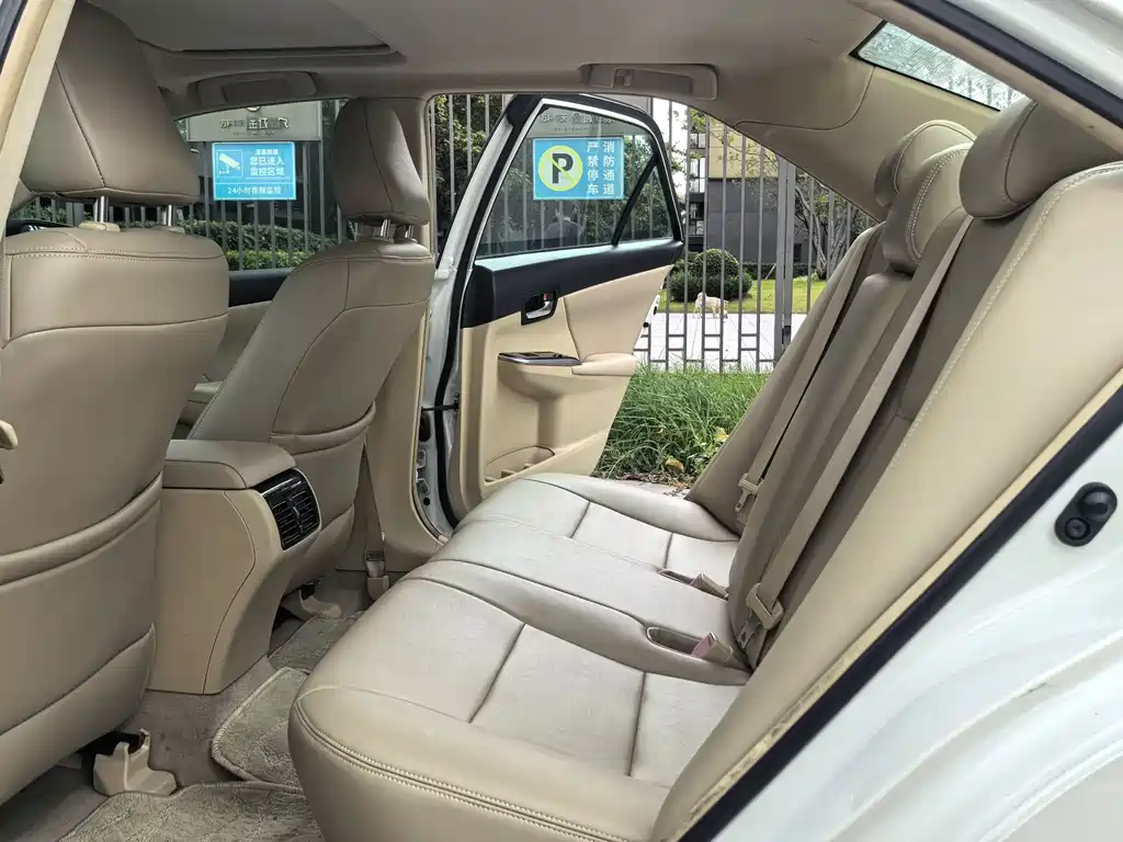 Toyota Camry 2015 — фото 15