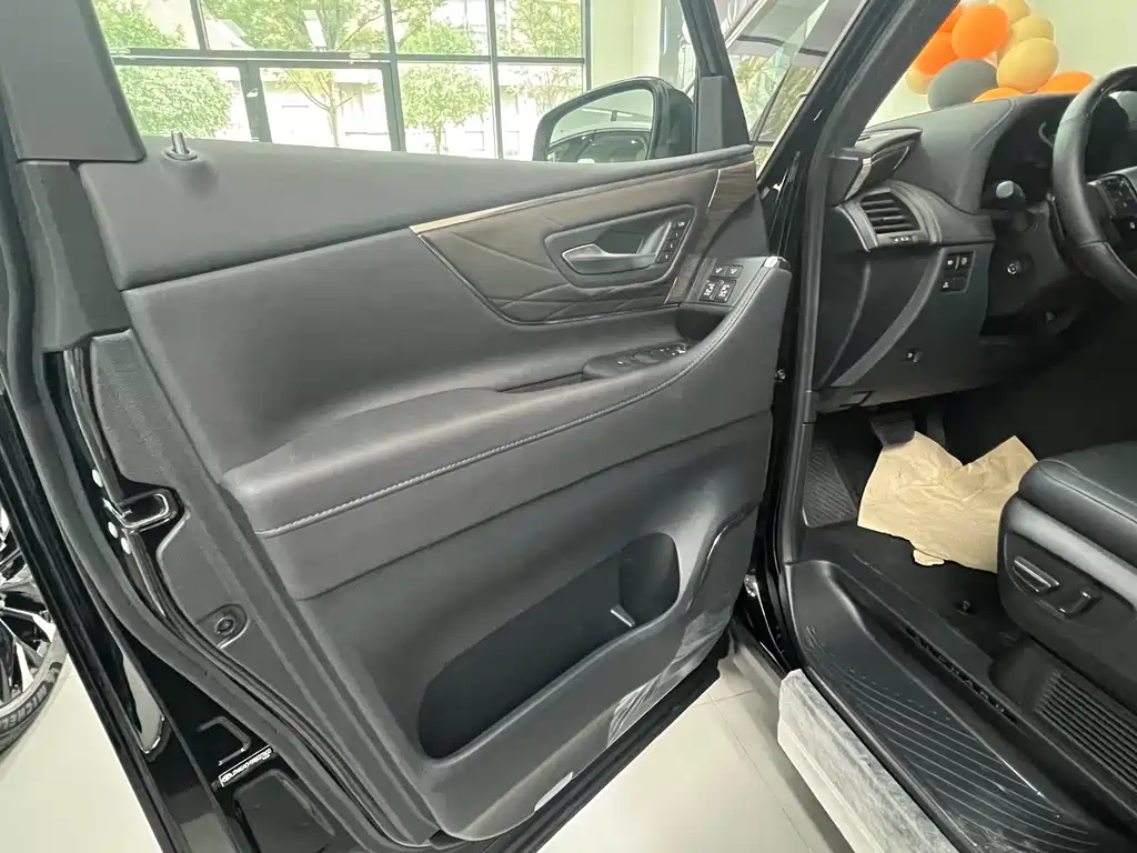Toyota Alphard — фото 4