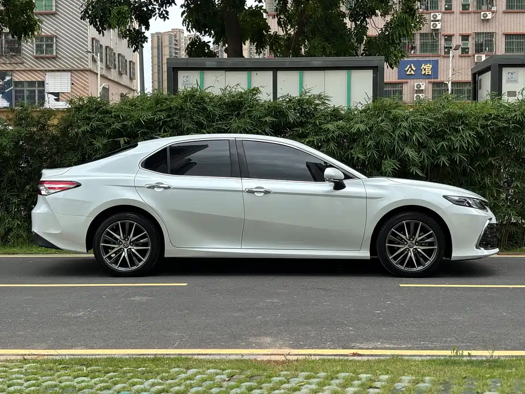 Toyota Camry 2022 — фото 4