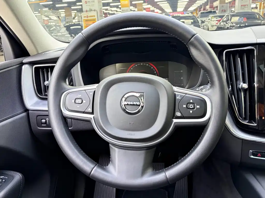 Volvo XC60 2018 — фото 13