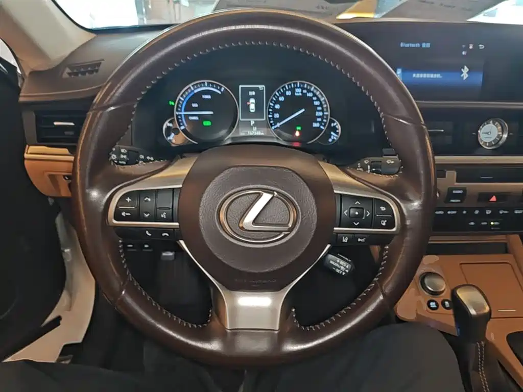 Lexus ES 2016 — фото 11
