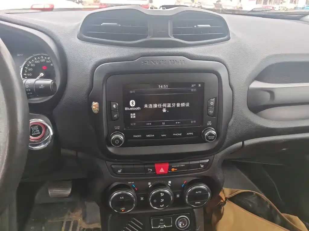 Jeep Renegade 2016 — фото 13