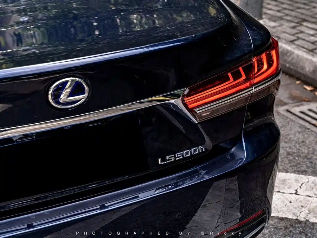 Lexus LS 2018 — фото 15