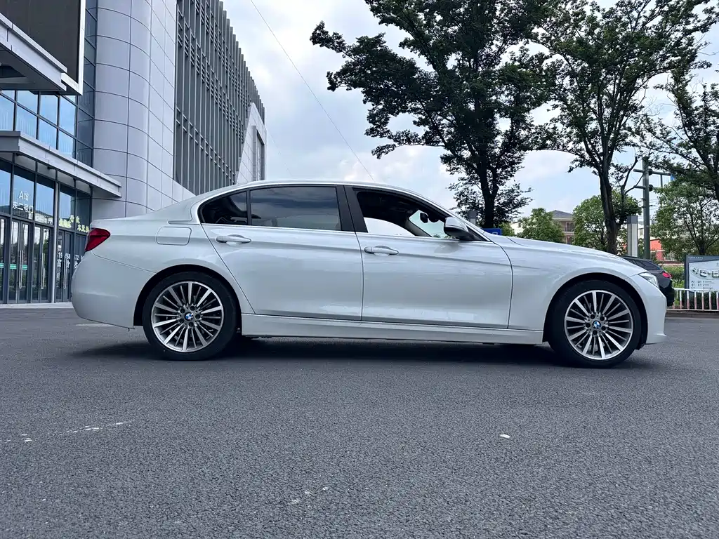 BMW 3 Series 2019 — фото 8