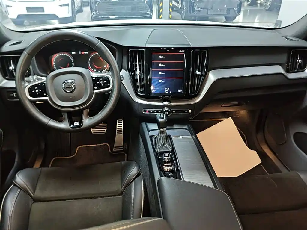 Volvo XC60 2018 — фото 10