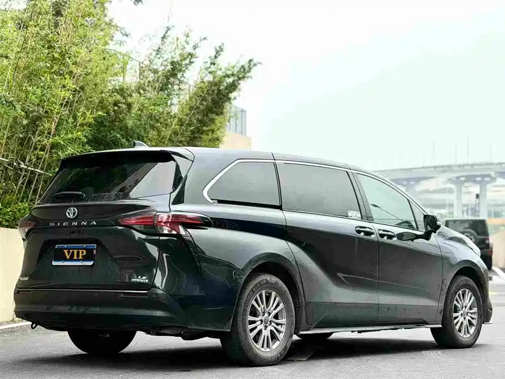 Toyota Sienna 2023 — фото 3