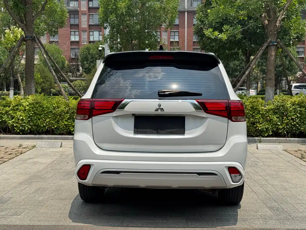 Mitsubishi Outlander 2022 — фото 6